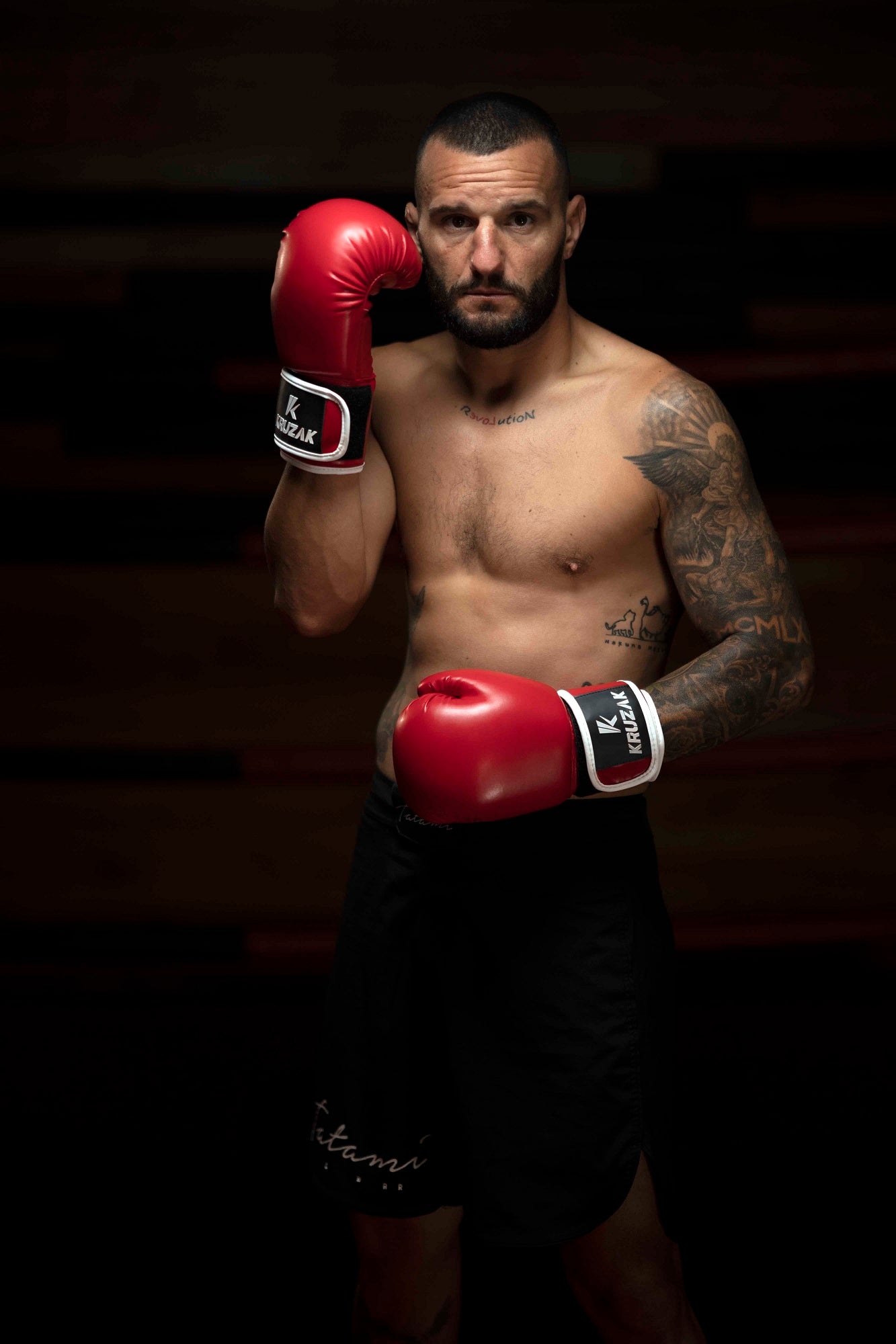 Man wearing Kruzak Red boxing gloves